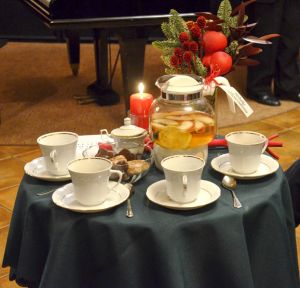 The audience of concerts in the Four Muses Parlour in Oborniki Śląskie can always expect delicious tea and coffee. Photo by Waldemar Marzec.